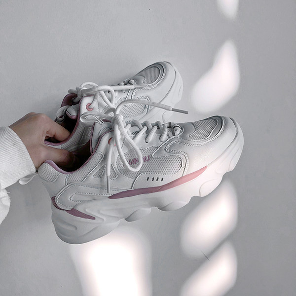 Σύγχρονα γυναικεία αθλητοικά παπούτσια με επιγραφή και πλέγμα