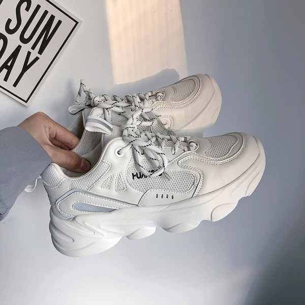 Σύγχρονα γυναικεία αθλητοικά παπούτσια με επιγραφή και πλέγμα