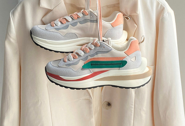 Elegantne ženske tenisice s ravnim potplatom i vezicama