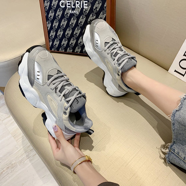 Γυναικεία sneakers με κορδόνια και τραχιά σόλα