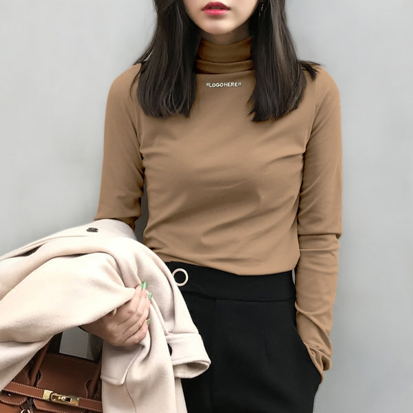 Ležerna bluza s natpisom i visokim ovratnikom