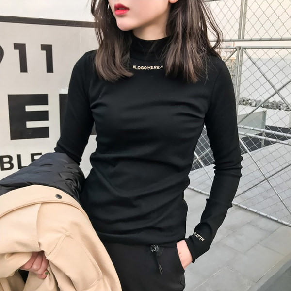 Ležerna bluza s natpisom i visokim ovratnikom