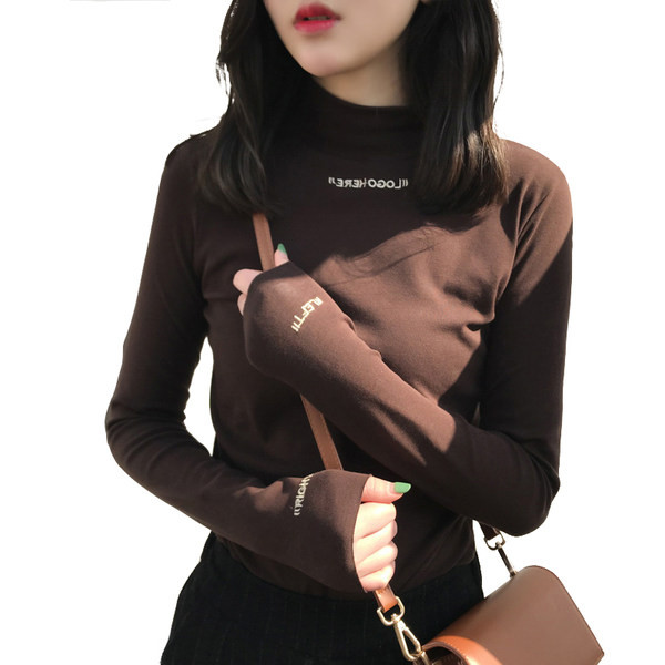 Ležerna bluza s natpisom i visokim ovratnikom