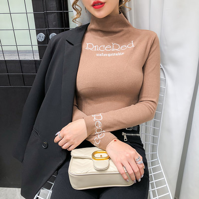 Bluza de dama cu guler polo si broderie