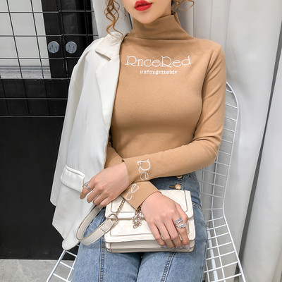 Bluza de dama cu guler polo si broderie