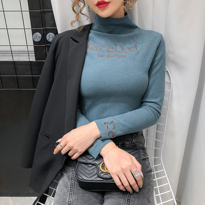 Bluza de dama cu guler polo si broderie