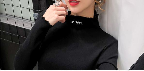 Pripijena ženska polo majica s kovrčama i izvezenim natpisom