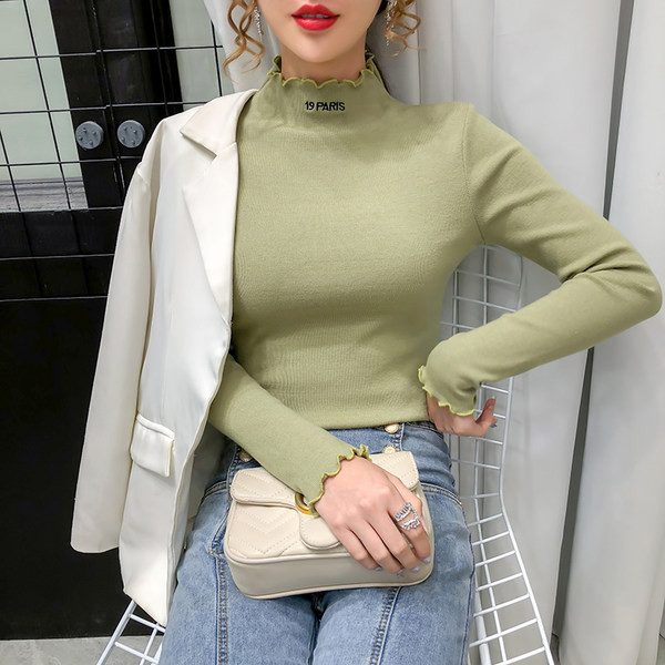 Pripijena ženska polo majica s kovrčama i izvezenim natpisom