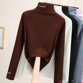 Polo îmbrăcat pentru damă, cu inscripție brodată