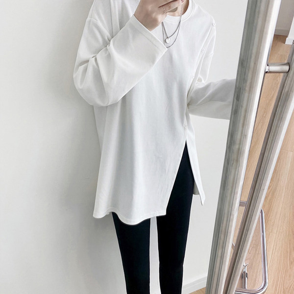 Široka asimetrična bluza s gumbima i prorezom