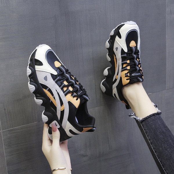 Aktualne ženske tenisice sa grubim đonom u tri modela