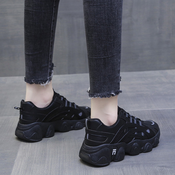 Aktualne ženske tenisice sa grubim đonom u tri modela