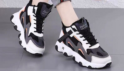 Κομψά γυναικεία sneakers με ψηλή τραχιά σόλα και κορδόνια