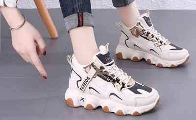 Κομψά γυναικεία sneakers με ψηλή τραχιά σόλα και κορδόνια