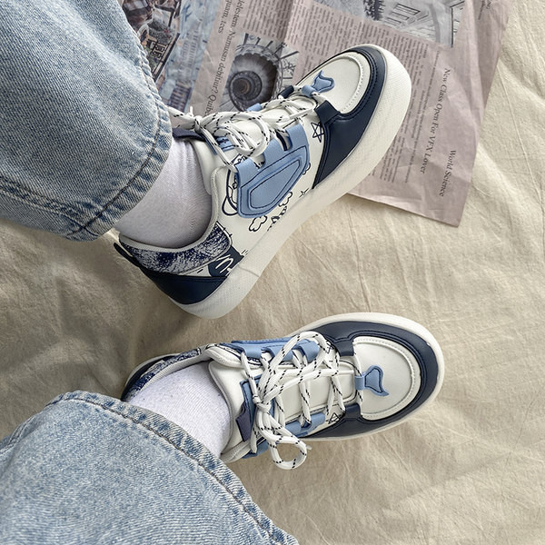 Μοντέρνα γυναικεία sneakers με κορδόνια και σχέδιο σε μπλε χρώμα