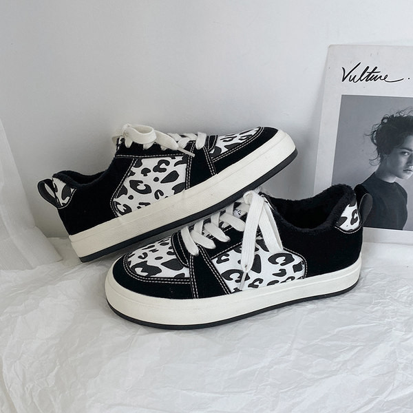 Ženske tenisice s vezicama i životinjskim uzorkom