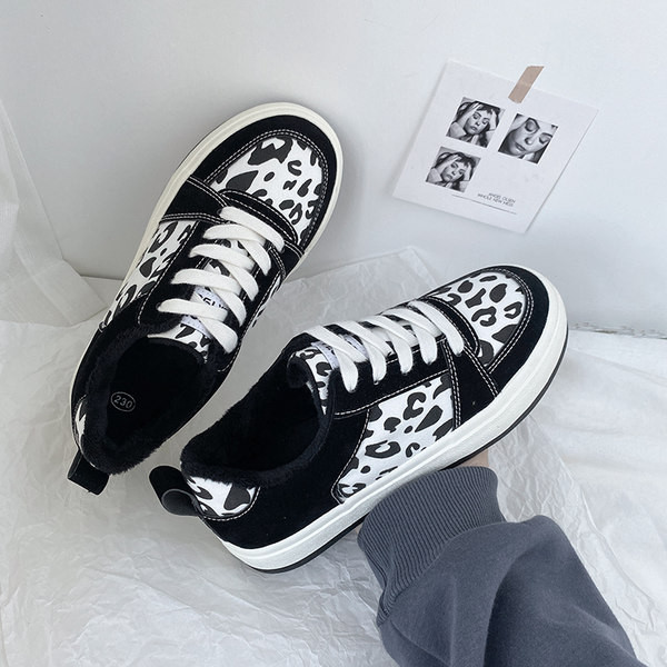 Ženske tenisice s vezicama i životinjskim uzorkom