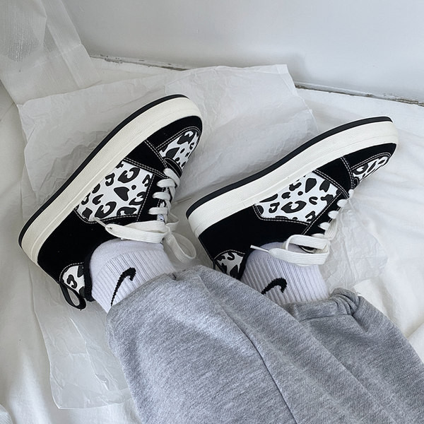 Ženske tenisice s vezicama i životinjskim uzorkom