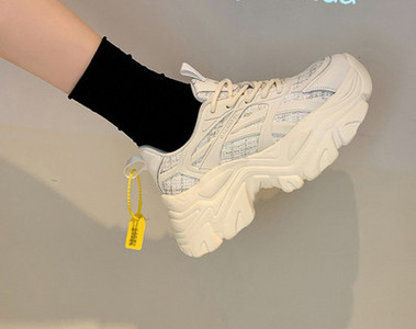 Sneakers με ψηλή σόλα και κορδόνια