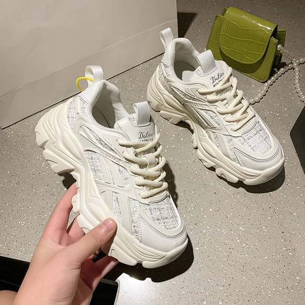 Sneakers με ψηλή σόλα και κορδόνια