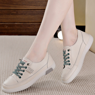 Μοντέρνα γυναικεία sneakers με επίπεδη σόλα σε τρία μοντέλα