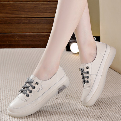 Μοντέρνα γυναικεία sneakers με επίπεδη σόλα σε τρία μοντέλα