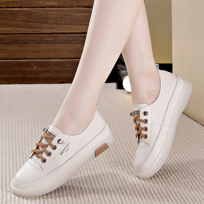 Μοντέρνα γυναικεία sneakers με επίπεδη σόλα σε τρία μοντέλα