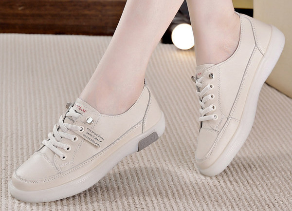 Μοντέρνα γυναικεία sneakers με επίπεδη σόλα σε τρία μοντέλα