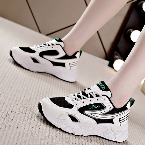 Γυναικεία μοντέρνα sneakers με επίπεδη σόλα  με επιγραφή