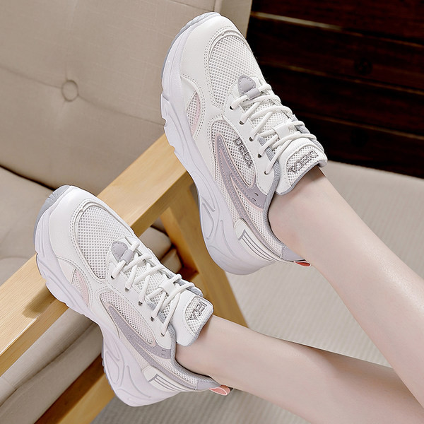 Γυναικεία μοντέρνα sneakers με επίπεδη σόλα  με επιγραφή