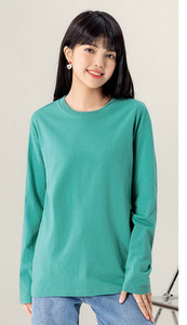 Μονόχρωμη βαμβακερή μπλούζα με οβάλ λαιμόκοψη και μακριά μανίκια