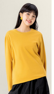 Μονόχρωμη βαμβακερή μπλούζα με οβάλ λαιμόκοψη και μακριά μανίκια