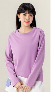 Μονόχρωμη βαμβακερή μπλούζα με οβάλ λαιμόκοψη και μακριά μανίκια