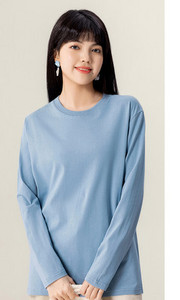 Μονόχρωμη βαμβακερή μπλούζα με οβάλ λαιμόκοψη και μακριά μανίκια