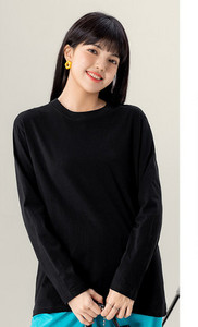 Μονόχρωμη βαμβακερή μπλούζα με οβάλ λαιμόκοψη και μακριά μανίκια