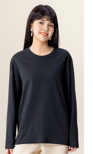 Μονόχρωμη βαμβακερή μπλούζα με οβάλ λαιμόκοψη και μακριά μανίκια