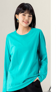 Μονόχρωμη βαμβακερή μπλούζα με οβάλ λαιμόκοψη και μακριά μανίκια