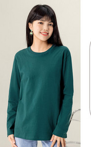 Μονόχρωμη βαμβακερή μπλούζα με οβάλ λαιμόκοψη και μακριά μανίκια