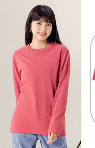 Μονόχρωμη βαμβακερή μπλούζα με οβάλ λαιμόκοψη και μακριά μανίκια