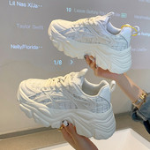 Μοντέρνα sneakers με ψηλή σόλα σε λευκό και μαύρο χρώμα