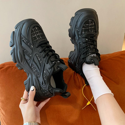 Μοντέρνα sneakers με ψηλή σόλα σε λευκό και μαύρο χρώμα