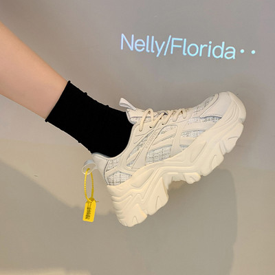 Μοντέρνα sneakers με ψηλή σόλα σε λευκό και μαύρο χρώμα