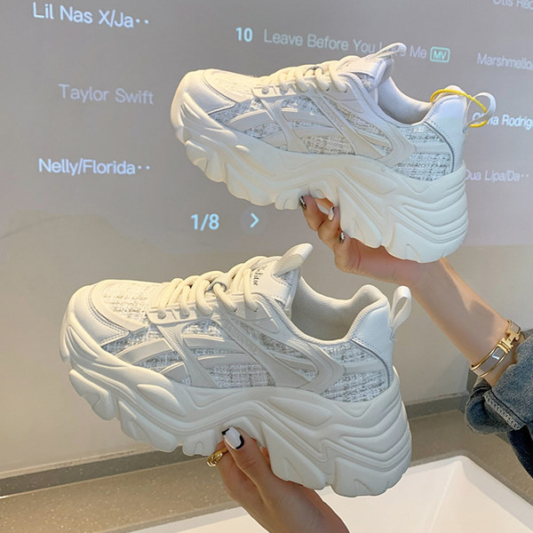 Μοντέρνα sneakers με ψηλή σόλα σε λευκό και μαύρο χρώμα