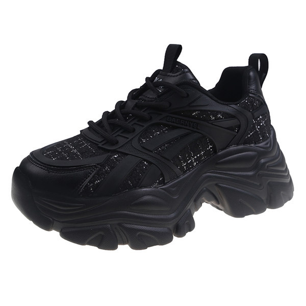 Μοντέρνα sneakers με ψηλή σόλα σε λευκό και μαύρο χρώμα