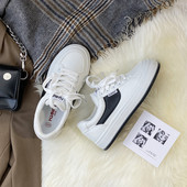 Γυναικεία sneakers με κορδόνια σε λευκό χρώμα και επίπεδη σόλα