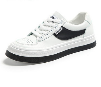 Γυναικεία sneakers με κορδόνια σε λευκό χρώμα και επίπεδη σόλα