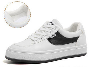 Γυναικεία sneakers με κορδόνια σε λευκό χρώμα και επίπεδη σόλα
