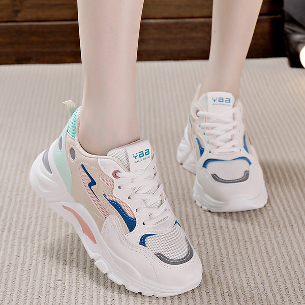 Γυναικεία sneakers με κορδόνια και τραχιά σόλα