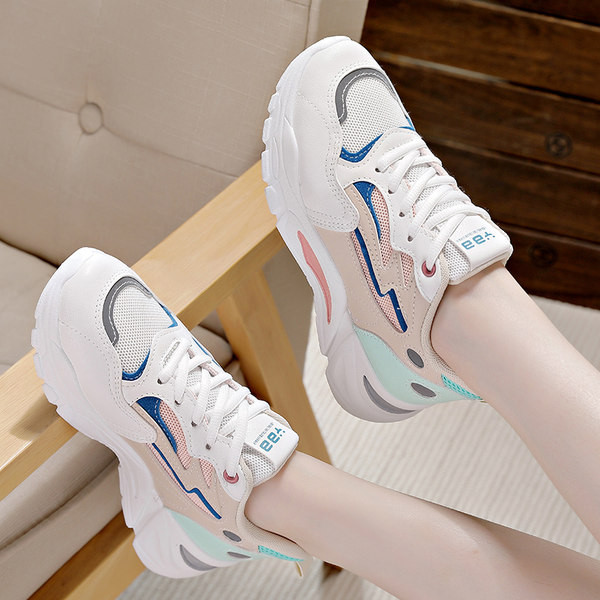 Γυναικεία sneakers με κορδόνια και τραχιά σόλα