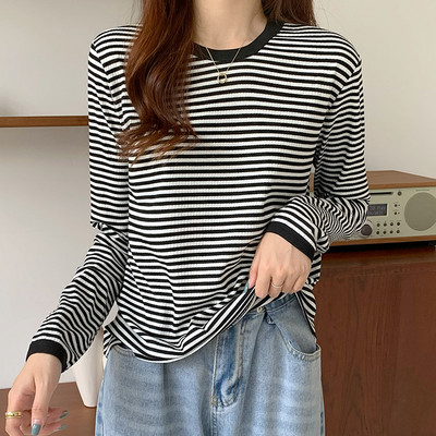 Γυναικεία φαρδιά ριγέ μπλούζα με οβάλ λαιμόκοψη